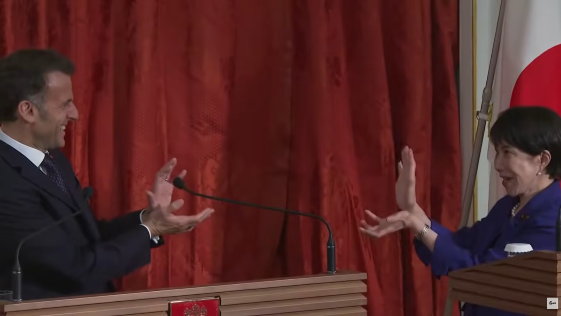 Primeira-ministra japonesa surpreende Macron com gesto de 'Dragon Ball' durante evento no Japão