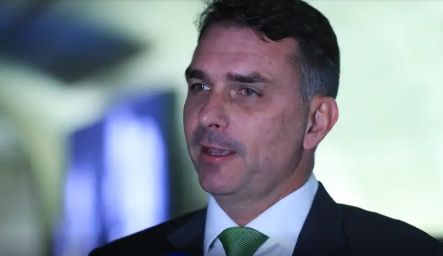 Flávio Bolsonaro nega intenção de extinguir Pix e acusa PT de espalhar fake news